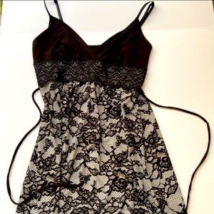 AMBRIELLE Nightgown | AMBRIELLE Black & White Floral Lace Trim Nightie Size M